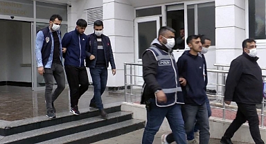 Biri darp etti, diğeri sokak ortasında silahla vurdu