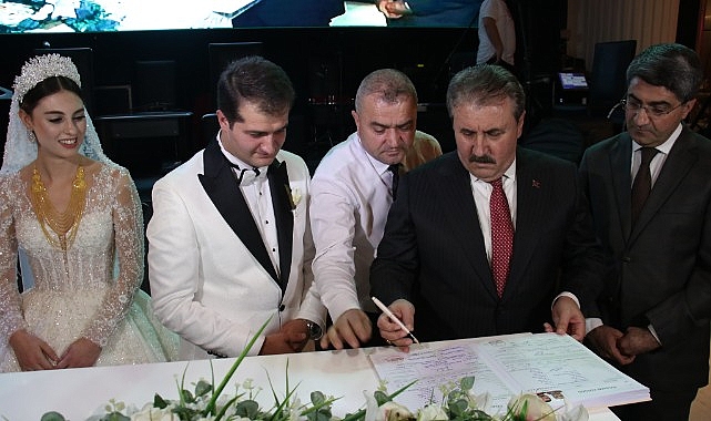 Destici Şanlıurfa'da Pijan Aşiretinin düğününe katıldı