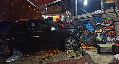 Direksiyon hakimiyetini kaybeden sürücü markete daldı