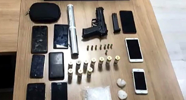 ‘Dur’ ihtarına uymayan araçtan uyuşturucu ve tabanca çıktı