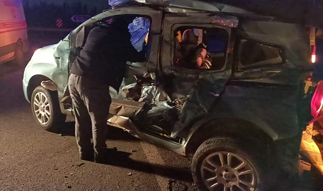 Hayvan yüklü kamyonet ile hafif ticari araç çarpıştı: 5 yaralı