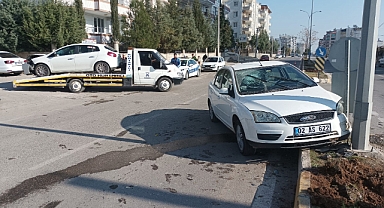 İki otomobil çarpıştı: 2 yaralı