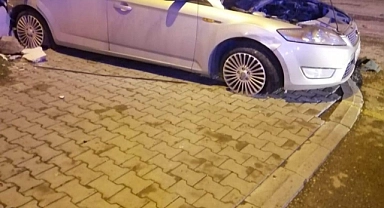 İki otomobil çarpıştı: 3 yaralı