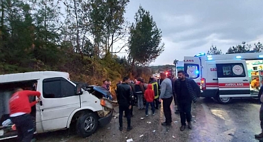 Kamyonet ile minibüs kafa kafaya çarpıştı: 3 yaralı