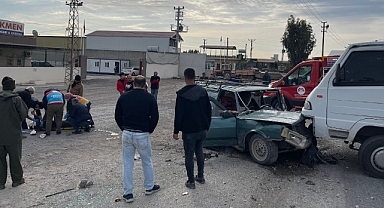 Kamyonet ile otomobil çarpıştı: 2 yaralı