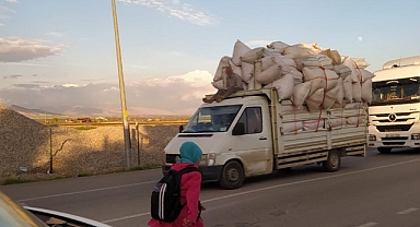 Kamyonetteki tehlikeli yolculuk yürekleri ağza getirdi