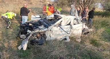 Kaza yapan araç hurdaya döndü, içindekiler yaralı kurtuldu