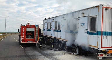 Konteyner taşıyan tırın lastikleri yandı