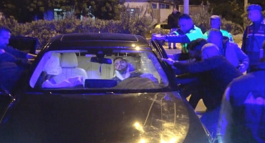 Kontrolden çıkan lüks otomobil aydınlatma direğine çarptı