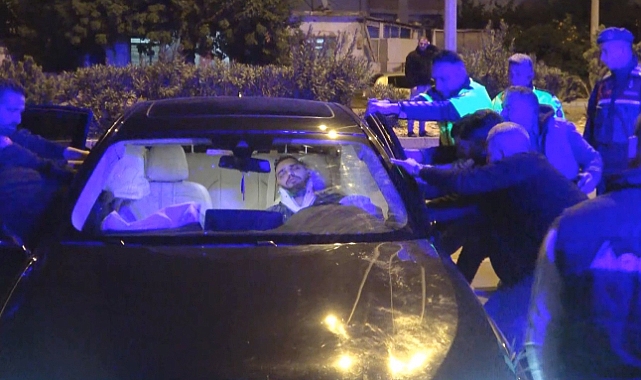 Kontrolden çıkan lüks otomobil aydınlatma direğine çarptı