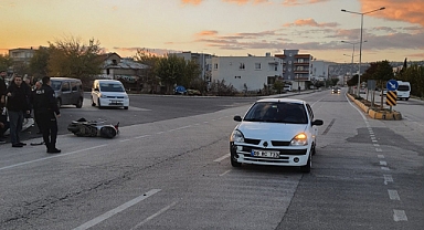 Motosiklet ile otomobil çarpıştı: 1 yaralı