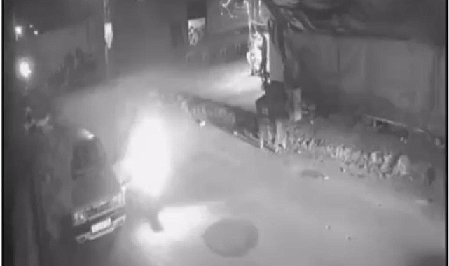 Motosikletli iki kişi karşıdan gelen otomobile çarptı