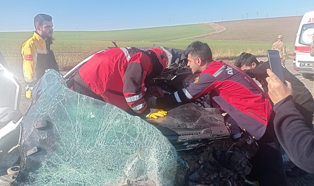 Otomobil ile tır kafa kafaya çarpıştı: 1 ölü, 2 yaralı