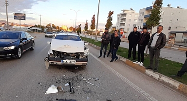 Otomobil, kırmızı ışıkta duran araca arkadan çarptı