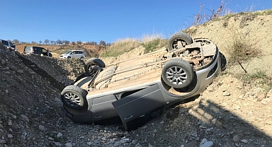 Otomobil şarampole devrildi: 4 yaralı