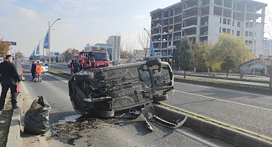Otomobilin refüje çarptığı kaza kameralara yansıdı