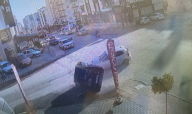 Otomobiller çarpıştı, kaza anı kameraya yansıdı