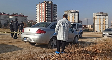 Park halindeki araçta ceset bulundu
