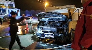 Park halindeki kamyonet alev alev yandı