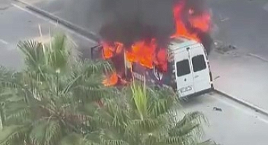 Park halindeki minibüs alevlere teslim oldu