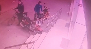 Park halindeki motosikleti çaldı: O anlar kamerada