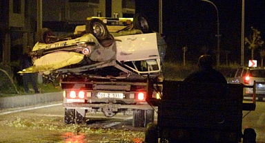 Refüjdeki ağaçlara çarpan otomobil, taklalar atarak karşı şeride geçti