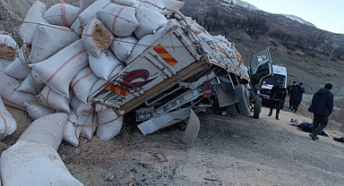 Saman yüklü kamyon devrildi: 1 ölü