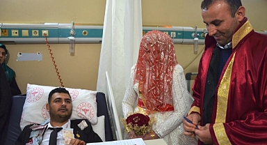 Şanlıurfa'da kazada ayağı kırılan damat hastane odasında evlendi
