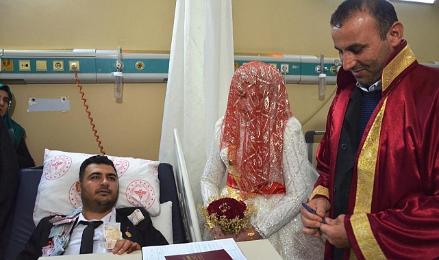 Şanlıurfa'da kazada ayağı kırılan damat hastane odasında evlendi
