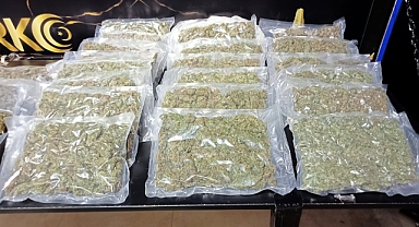 Sargı bezi yüklü tırdan 12 kilo esrar çıktı