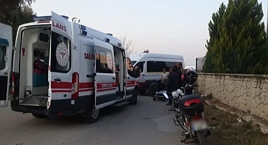 Servis minibüsü ile çarpışan motosikletin sürücüsü hayatını kaybetti