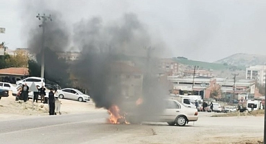 Seyir halindeki otomobil alev aldı