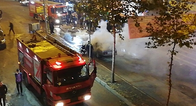 Seyir halindeki otomobil alev alev yandı