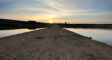Sular çekilince tarihi köprü gün yüzüne çıktı