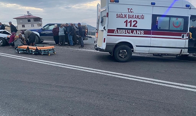 Tarım işçilerini taşıyan kamyonetle otomobil çarpıştı: 9 yaralı
