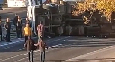 Tır çocuğa çarptı sonra yan yattı! 1 ölü, 1 yaralı