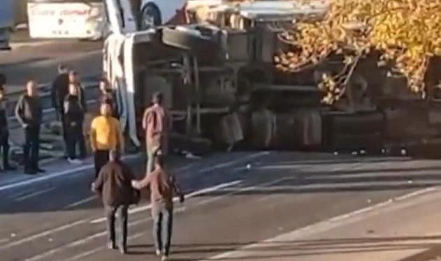 Tır çocuğa çarptı sonra yan yattı! 1 ölü, 1 yaralı