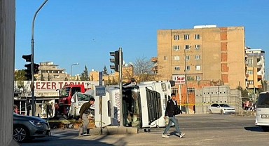 Tır hafif ticari aracın üzerine devrildi: 2 yaralı