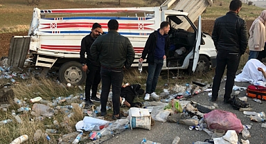 Tır yol kenarında bekleyen kamyonete çarptı: 3 yaralı