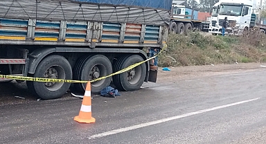 Tırın altında kalan motosiklet sürücüsü hayatını kaybetti