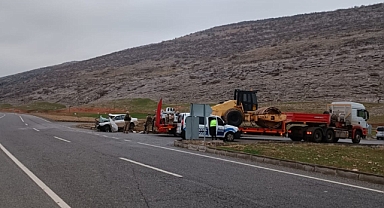 Tırla çarpışan otomobil hurdaya döndü: 4 yaralı