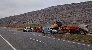 Tırla çarpışan otomobil hurdaya döndü: 4 yaralı