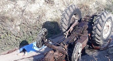 Traktör devrildi sürücü hayatını kaybetti