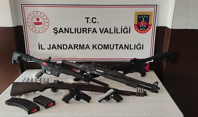 Viranşehir'de husumetli ailelerin evlerinde silah ele geçirildi
