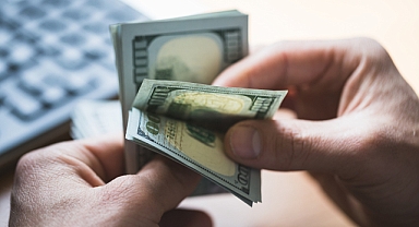 Yıl sonu dolar tahmini geriledi