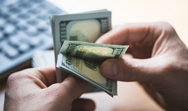 Yıl sonu dolar tahmini geriledi