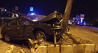 Aşırı hız yapan sürücü elektrik direğine çarptı