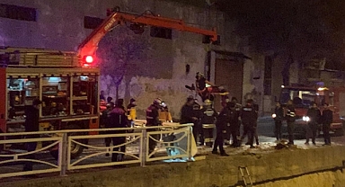 Bariyerleri deviren otomobil dereye uçtu