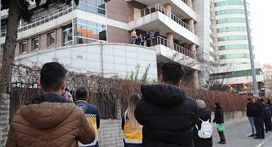 Binanın çatısına çıkıp intihar etmek isteyen kişi ikna edildi