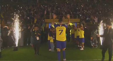Cristiano Ronaldo, görkemli törenle Al Nassr’a imza attı